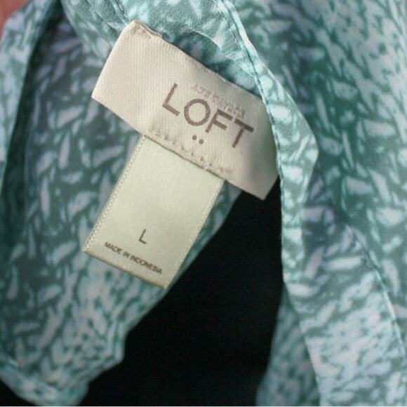 Ann Taylor LOFT Sleeveless Blouse Lightweight Green Soft Stripes L - Picture 3 of 3